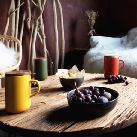 Mug en grès de 475 ml, couvercle en acacia et filtre en inox micro-perforé Colors of Tea