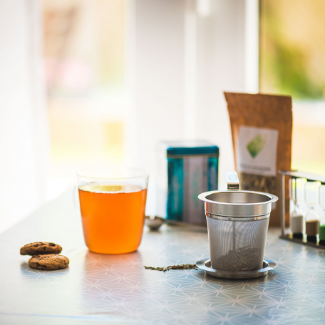 Filtre à thé au maillage fin et sa soucoupe
